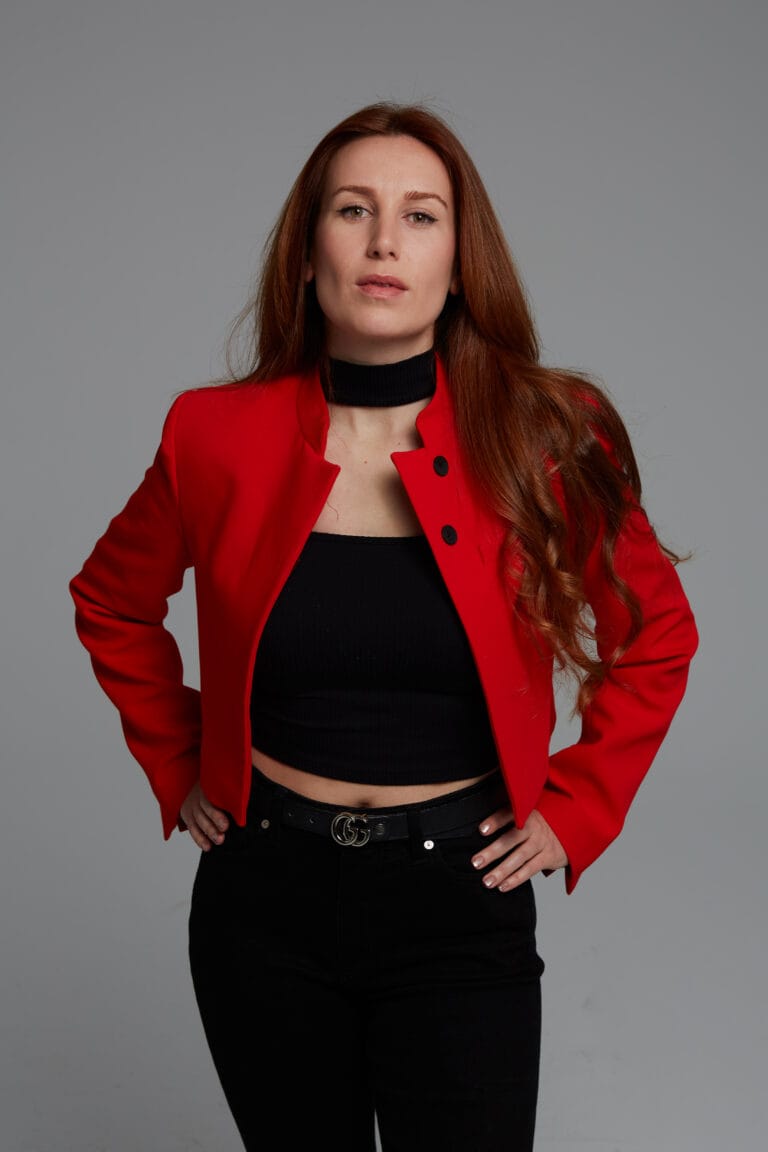 Patricia Espinosa, actriz, posando con chaqueta roja