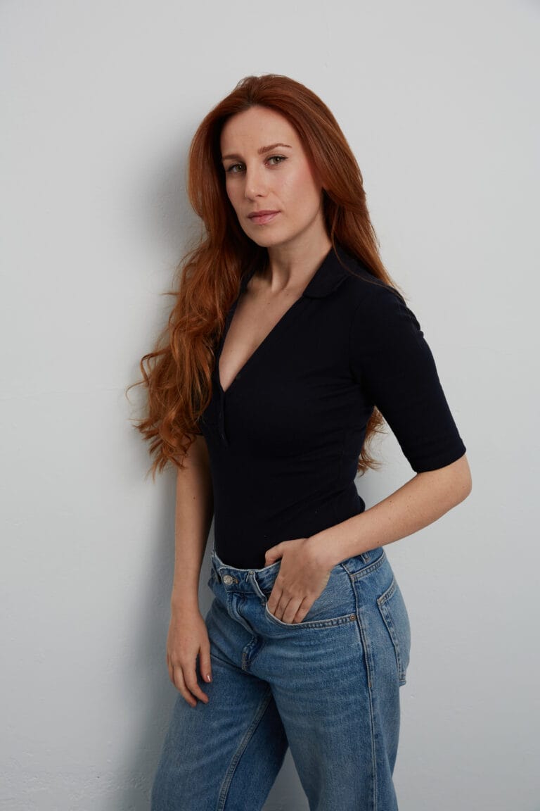 Patricia Espinosa, actriz, en retrato profesional con ropa negra