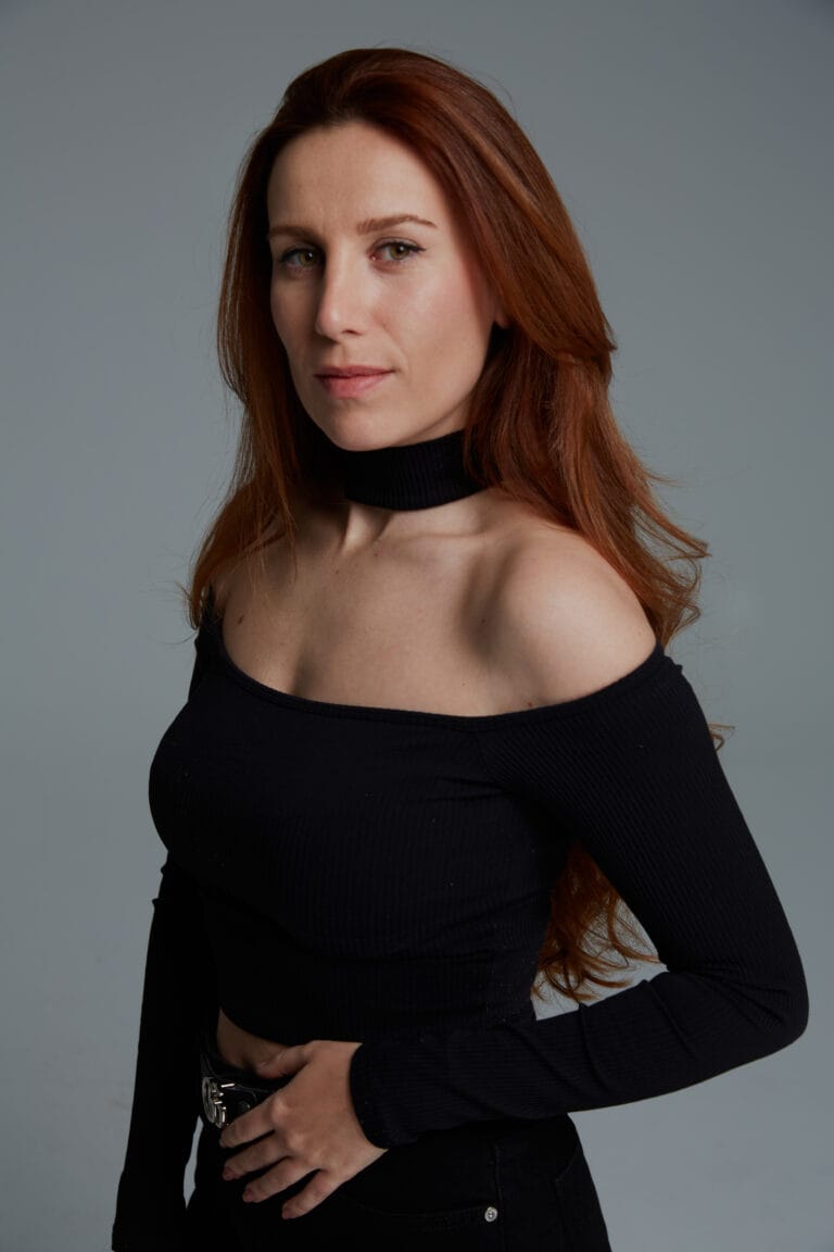 Patricia Espinosa, actriz, en retrato profesional con ropa negra