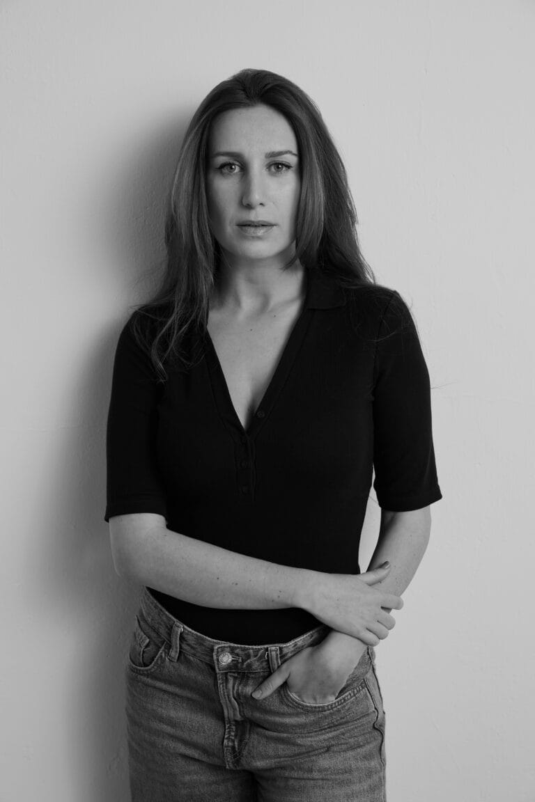 Fotografía de book de la actriz Patricia Espinosa en blanco y negro
