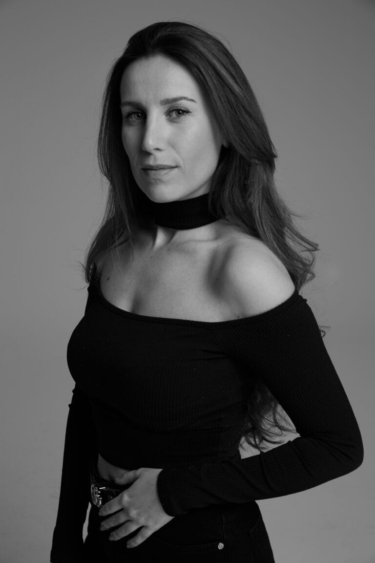 Fotografía de book de la actriz Patricia Espinosa en blanco y negro